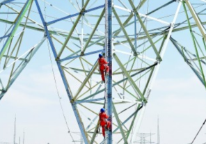 高空防墜器和電力工人解決偏遠(yuǎn)山區(qū)用電問(wèn)題