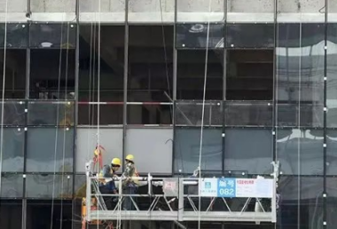 高空作業(yè)安全帶參與北京昌平寫(xiě)字樓玻璃幕墻吊裝工作
